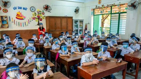 Chuyên gia cảnh báo về nguy cơ cận thị, mỏi mắt ở trẻ khi đeo nón che giọt bắn