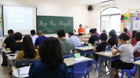 Tin nhắn lúc tối muộn của cô giáo khiến phụ huynh cười chảy nước mắt, học sinh thì run cầm cập: Tết sắp đến rồi, hoan hỉ người lớn ơi!