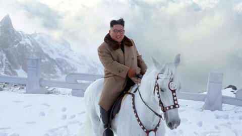 Ông Kim Jong-un cưỡi ngựa trắng lên đỉnh núi tuyết nhằm mục đích gì?   