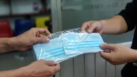 Giả nhân viên y tế phát khẩu trang tẩm thuốc mê để chiếm đoạt tài sản