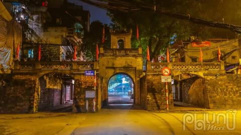 #cáchlyxãhội: Hà Nội vắng yên không một bóng người lúc 7h tối