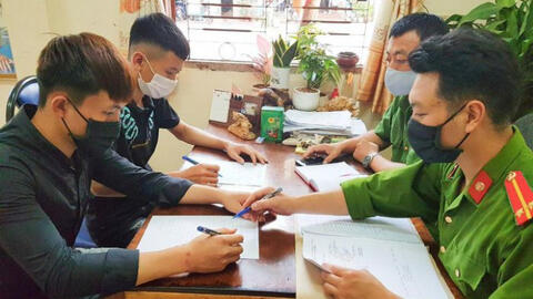 Hai người trèo tường vào khu cách ly để gặp bạn gái