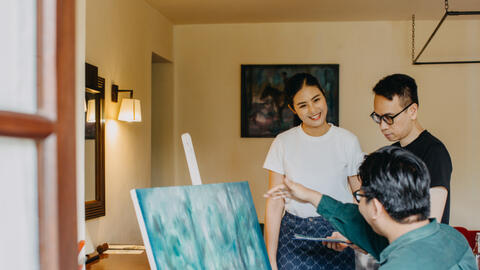 Hoa hậu Ngọc Hân đồng hành với các họa sĩ trẻ thông qua dự án xưởng sáng tác