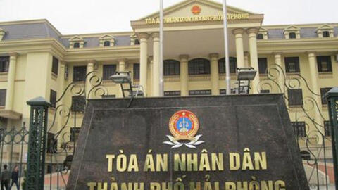 Nữ thẩm phán Hải Phòng bị chặn xe, tạt chất bẩn vào người