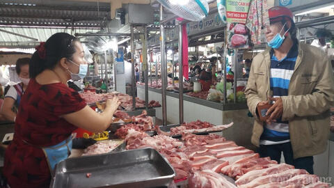 Nhiều chợ truyền thống tại TP.HCM đóng cửa, giá thực phẩm tăng nhẹ