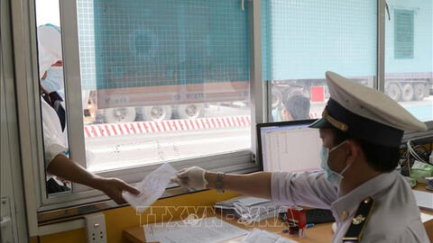 Việt Nam tạm dừng khai báo y tế COVID-19 với người nhập cảnh từ 0h ngày 27/4