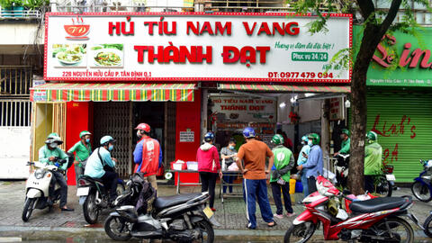 Xếp hàng mua thức ăn, cắt tóc ở TP HCM