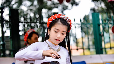 Lộ diện nữ sinh chơi đàn trước Bưu điện TP.HCM