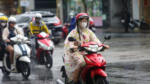 Miền Bắc nắng nóng oi bức, đêm có mưa rào và dông