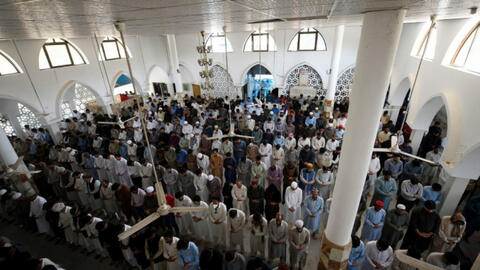 Các nhà thờ Hồi giáo ở Pakistan chật kín người bất chấp dịch Covid-19 bùng phát