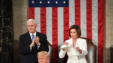 Chủ tịch Hạ viện Nancy Pelosi xé đôi Thông điệp Liên bang ngay cạnh Donald Trump