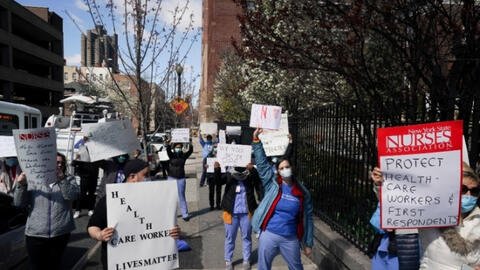 30 y tá ở New York biểu tình đòi có khẩu trang và đồ bảo hộ
