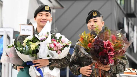 Hàng nghìn fan hâm mộ chào đón Taeyang, Daesung xuất ngũ bất chấp cái lạnh 1,3 độ C