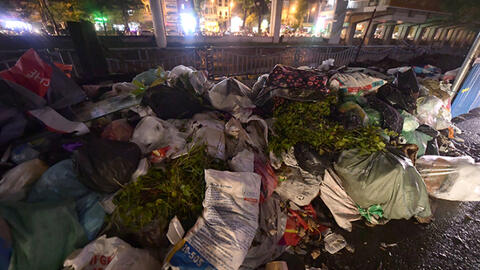 Rác thải ùn ứ trên nhiều tuyến phố Hà Nội