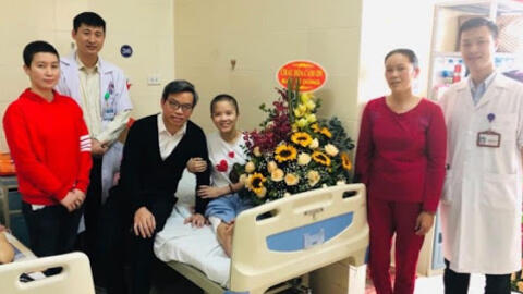 Việt Nam có ca phẫu thuật thay toàn bộ xương đùi bằng kim loại đầu tiên