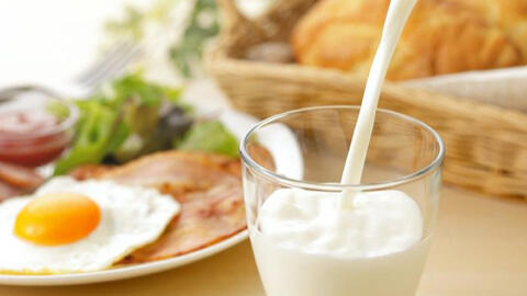 Sau 50 tuổi là giai đoạn quan trọng để "bảo dưỡng xương", ghi nhớ 4 thời điểm tốt trong ngày để uống sữa, tăng cường canxi