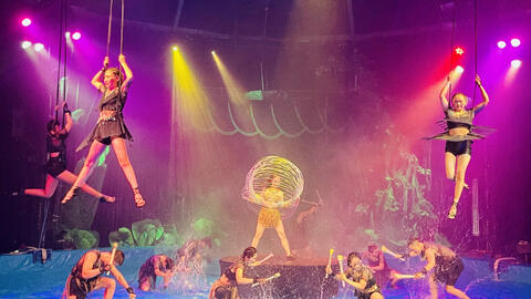 Khán giả TPHCM thích thú với xiếc trên nước