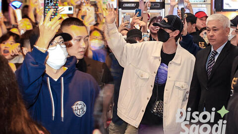 Donghae - Eunhyuk (Super Junior) đổ bộ Việt Nam, biển fan đón ở sân bay giữa đêm