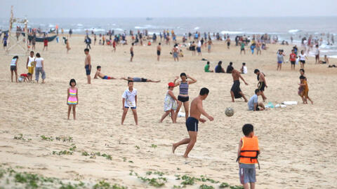 Quảng Nam: Hàng nghìn người đi tắm biển bất chấp khuyến cáo không tụ tập đông người