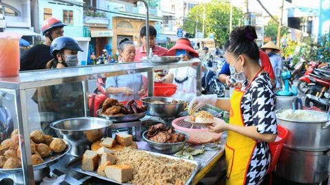 Sáng mai, hàng quán tại TP.HCM được bán tại chỗ