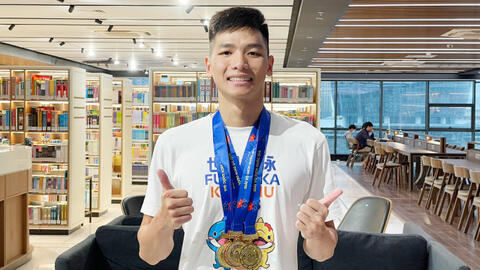 Sau ồn ào với Hoa hậu Ý Nhi, Nguyễn Hữu Kim Sơn flex HCV khẳng định: "Tôi vẫn còn bơi"