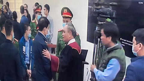 Thẩm phán lên tiếng về hành động vỗ vai và bắt tay bị cáo Nguyễn Đức Chung sau khi xét xử