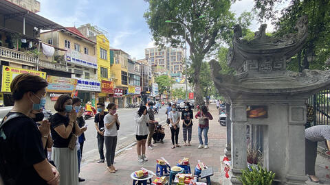 Bi hài chuyện sĩ tử vái trước tấm bia "Hạ Mã" ở Văn Miếu