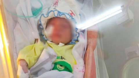 Bé sơ sinh bị bỏ rơi ở khe tường gây chấn động Hà Nội được bàn giao cho gia đình