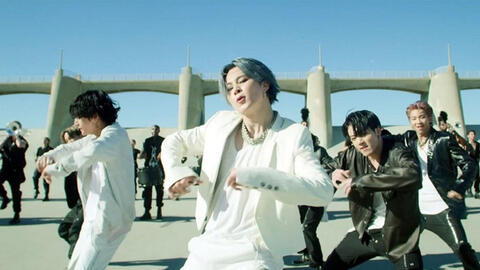 BTS họp báo qua Youtube tránh covid-19, Jin trả lời về kế hoạch nhập ngũ