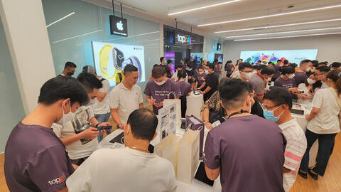 Khách hàng xếp hàng từ 12 giờ để mua iPhone 14