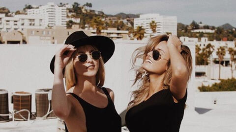 2 người mẫu nữ tốc áo, khoe trọn vòng 1 trên truyền hình vì muốn gây quỹ ung thư vú