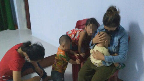 2 ông chồng bỏ quên vợ con ở điểm trung chuyển trên đường từ Bình Dương về Nghệ An