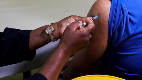 Nhiều nước tính tiêm vaccine mũi 4 vì lo ngại biến thể Omicron