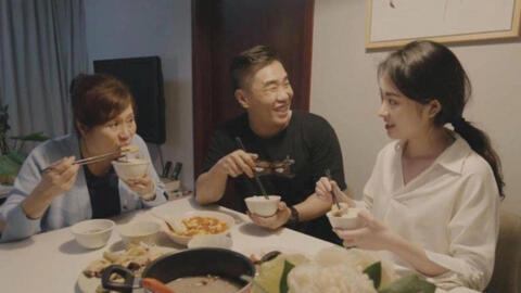 Lần đầu tiên về ra mắt, mẹ bạn trai nhờ rửa bát, cô gái nói một câu khiến thái độ của bà thay đổi ngay lập tức