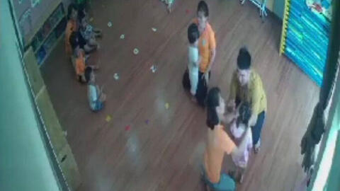 Phụ huynh vào lớp túm tóc và đánh bé 2 tuổi vì tranh đồ chơi của con