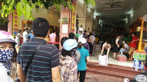 Rồng rắn xếp hàng từ tờ mờ sáng chờ mua bánh trung thu