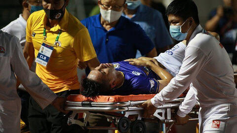 Báo chí thế giới gọi pha phạm lỗi của của Hoàng Thịnh với Hùng Dũng là "cú đá khát máu"