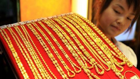 Giá vàng lao dốc khi chứng khoán giảm sâu, đồng USD đi lên