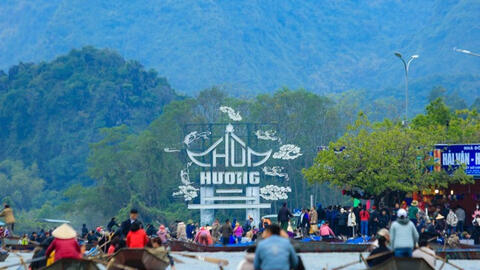 Hơn 2 vạn người đổ về chùa Hương dù chưa khai hội: Những điều cần biết khi tham gia lễ hội mùa xuân lớn nhất Việt Nam