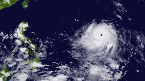 Siêu bão mạnh nhất từ đầu năm tiến gần Philippines