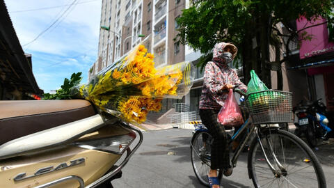 Đồ cúng rằm tháng bảy được bán chung với hàng thiết yếu