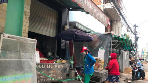 Nở rộ chợ 'du kích', cửa hàng 'chui' khi TPHCM giãn cách