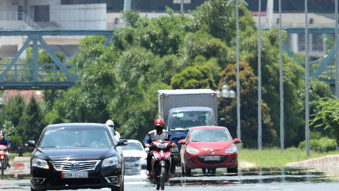 Mặt đường ở Thủ đô nóng hơn 55 độ C xuất hiện ảo ảnh giữa trưa