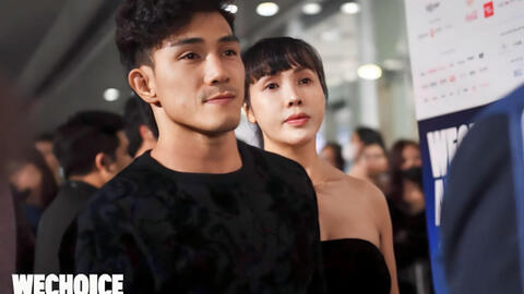 Võ sĩ Nguyễn Trần Duy Nhất tay trong tay với bà xã tại thảm đỏ WeChoice, ấn tượng đặc biệt với thông điệp "dám đam mê, dám rực rỡ"