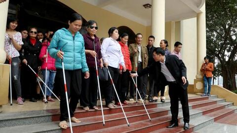 Trao tặng và hướng dẫn sử dụng "Cây gậy trắng" cho người mù tại Bắc Ninh