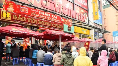 Người dân xếp hàng từ sáng sớm chờ mua vàng ngày vía Thần Tài
