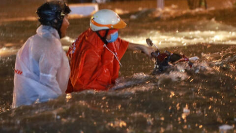 Mưa lớn ở TPHCM gây ngập nặng khiến nhiều xe mắc kẹt xuyên đêm