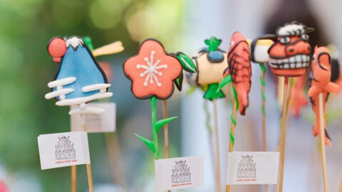 Nhiều khách hàng tự tay nặn tò he, làm gốm ngay trong không gian cửa hàng UNIQLO Hoàn Kiếm.