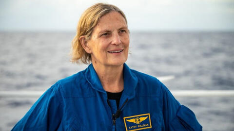 Cựu phi hành gia NASA là người phụ nữ đầu tiên đến điểm sâu nhất của Trái Đất