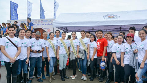 Hoa hậu Phương Khánh hồ hởi, cùng người dân Philippines dọn rác bảo vệ môi trường